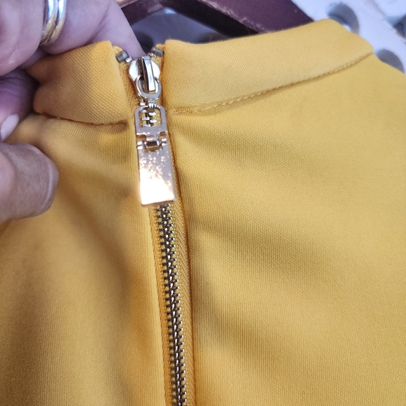 GRACIA YELLOW FLORAL BLOUSE SHORTS SLEEVES BACK ZIPPER WOMENS SIZE SMALL - Picture 10 of 10